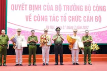 Giám đốc Công an TP. Hà Nội tặng hoa chúc mừng 3 tân Phó Giám đốc. Ảnh: Công an TP. Hà Nội.