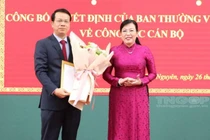 Ông Dương Văn Lượng nhận Quyết định và hoa chúc mừng từ Bí thư Thành ủy Thái Nguyên Nguyễn Thanh Hải tại lễ công bố quyết định luân chuyển, chỉ định ông giữ chức vụ Bí thư Thành ủy Thái Nguyên (ngày 24/6/2022).