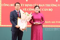 Ông Dương Văn Lượng nhận Quyết định và hoa chúc mừng từ Bí thư Thành ủy Thái Nguyên Nguyễn Thanh Hải tại lễ công bố quyết định luân chuyển, chỉ định ông giữ chức vụ Bí thư Thành ủy Thái Nguyên (ngày 24/6/2022).