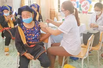 Tiêm vaccine phòng COVID-19 mũi 4 cho lực lượng tuyến đầu và người dân từ 50 tuổi đủ điều kiện tiêm chủng tại điểm tiêm Trường TH&THCS Đồn Đạc II (xã Đồn Đạc, huyện Ba Chẽ).
