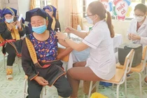 Tiêm vaccine phòng COVID-19 mũi 4 cho lực lượng tuyến đầu và người dân từ 50 tuổi đủ điều kiện tiêm chủng tại điểm tiêm Trường TH&THCS Đồn Đạc II (xã Đồn Đạc, huyện Ba Chẽ).