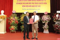 PGS.TS Nguyễn Trường Sơn, Thứ trưởng Bộ Y tế đã trao Quyết định số 1328/QĐ-BYT về việc bổ nhiệm PGS.TS Nguyễn Mạnh Khánh, Phó Viện trưởng Viện Chấn thương chỉnh hình kiêm Trưởng phòng Tổ chức cán bộ Bệnh viện Hữu nghị Việt Đức giữ chức vụ Phó Giám đốc phụ trách chuyên môn Bệnh viện Hữu nghị Việt Đức.