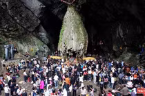 Hình ảnh du khách tại động Hương Tích - Ảnh chụp năm 2019.