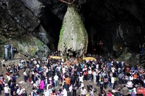 Hình ảnh du khách tại động Hương Tích - Ảnh chụp năm 2019.