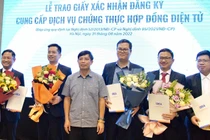 Cục trưởng Cục Thương mại điện tử và Kinh tế số Đặng Hoàng Hải trao Giấy xác nhận đăng ký cung cấp dịch vụ chứng thực hợp đồng điện tử cho 5 doanh nghiệp 