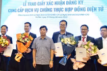 Cục trưởng Cục Thương mại điện tử và Kinh tế số Đặng Hoàng Hải trao Giấy xác nhận đăng ký cung cấp dịch vụ chứng thực hợp đồng điện tử cho 5 doanh nghiệp 