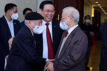 Tổng Bí thư Nguyễn Phú Trọng thăm hỏi, chúc sức khỏe các nguyên lãnh đạo cấp cao của Đảng, Nhà nước. 