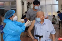 Người dân tự bảo vệ mình bằng cách tiêm phòng đầy đủ vắc xin phòng COVID-19.