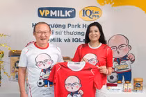 Bà Nguyễn Thị Thu Phương và chiếc áo có in hình thầy Park Hang Seo, người dẫn đường của tuyển Việt Nam 