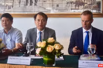 Ông Sebastian Paust - Bí thư thứ nhất, Trưởng phòng Hợp tác Phát triển ĐSQ Đức (ngoài cùng bên phải ảnh), bên cạnh là ông Phương Hoàng Kim - Cục trưởng Cục Điện lực và Năng lượng tái tạo; ông Nguyễn Quốc Dũng - Trưởng ban kinh doanh, Tập đoàn Điện lực