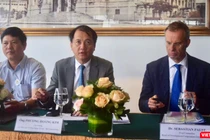 Ông Sebastian Paust - Bí thư thứ nhất, Trưởng phòng Hợp tác Phát triển ĐSQ Đức (ngoài cùng bên phải ảnh), bên cạnh là ông Phương Hoàng Kim - Cục trưởng Cục Điện lực và Năng lượng tái tạo; ông Nguyễn Quốc Dũng - Trưởng ban kinh doanh, Tập đoàn Điện lực