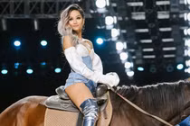 H'Hen Niê cưỡi ngựa lên sân khấu thời trang 