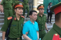 Bị cáo Nguyễn Minh Hùng rời tòa sau phiên xử chiều 25/9 