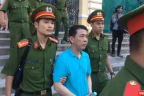 Bị cáo Nguyễn Minh Hùng rời tòa sau phiên xử chiều 25/9 