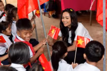 Các em học sinh vui mừng đón người chị đã mang vinh quang về cho vùng đất Tây Nguyên nắng gió 