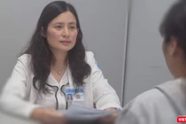 Bác sĩ Lê Thị Minh Châu - Trưởng Khoa Vô sinh hiếm muộn (BV Từ Dũ) tư vấn cho bệnh nhân hiếm muộn đã thành công ở lần sinh con thứ nhất 