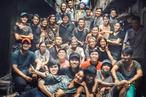 Đoàn làm phim "Ròm" trong bối cảnh của bộ phim