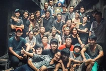 Đoàn làm phim "Ròm" trong bối cảnh của bộ phim