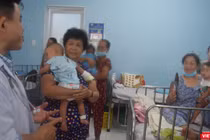 Bác sĩ Dư Tuấn Quy giải đáp nhiều thắc mắc của gia đình bệnh nhi 