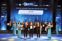 Ông Võ Quang Lâm, Phó Tổng giám đốc EVN nhân cúp và giấy chứng nhận của BTC VDA 2021