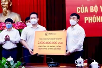 Đại diện Tập đoàn T&T Group trao ủng hộ tỉnh Bắc Ninh