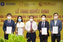 Ông Phạm Ngọc Minh, Trưởng ban Quản lý Khu kinh tế tỉnh Quảng Trị trao Quyết định chủ trương đầu tư đồng thời chấp thuận nhà đầu tư dự án Trung tâm điện khí LNG Hải Lăng, tỉnh Quảng Trị - Giai đoạn I (1.500 MW) cho Tổ hợp các nhà đầu tư.