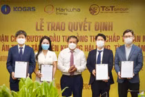 Ông Phạm Ngọc Minh, Trưởng ban Quản lý Khu kinh tế tỉnh Quảng Trị trao Quyết định chủ trương đầu tư đồng thời chấp thuận nhà đầu tư dự án Trung tâm điện khí LNG Hải Lăng, tỉnh Quảng Trị - Giai đoạn I (1.500 MW) cho Tổ hợp các nhà đầu tư.