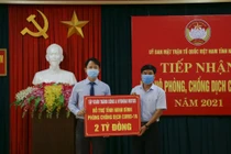 Đại diện Tập đoàn Thành Công & Hyundai Motor trao ủng hộ MTTQVN tỉnh Ninh Bình