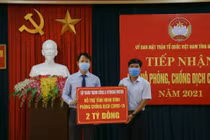 Đại diện Tập đoàn Thành Công & Hyundai Motor trao ủng hộ MTTQVN tỉnh Ninh Bình