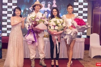 Bà Nguyễn Như Quỳnh đai diện ban tổ chức tặng hoa cho Hoa hậu Hương Giang, NTK Lý Quý Khánh và Á hậu Mâu Thủy.