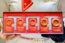 Vàng nhẫn Doji giảm mức niêm yết 500.000 đồng/lượng trong phiên sáng 9/7. Ảnh minh hoạ.