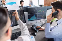 Khối ngoại 'chùn tay' sau chuỗi mua ròng tỉ USD trên sàn chứng khoán Việt