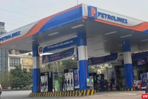 Giá xăng lập kỷ lục mới: 32.870 đồng/lít