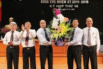 Các vị Thường trực Tỉnh ủy, Hội đồng Nhân dân tỉnh tặng hoa chúc mừng ông Nguyễn Văn Linh. 