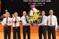 Các vị Thường trực Tỉnh ủy, Hội đồng Nhân dân tỉnh tặng hoa chúc mừng ông Nguyễn Văn Linh. 