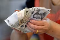 Con số suy giảm của dự trữ ngoại hối của Trung Quốc dù không lớn như thị trường dự đoán nhưng vẫn là dấu hiệu cho thấy ngân hàng trung ương nước này tiếp tục can thiệp vào thị trường trong tháng qua. Ảnh: Reuters