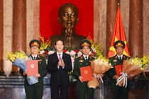Chủ tịch nước trao quyết định thăng quân hàm cho ba sĩ quan cao cấp của Quân đội nhân dân Việt Nam. Ảnh: QĐND