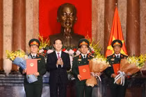 Chủ tịch nước trao quyết định thăng quân hàm cho ba sĩ quan cao cấp của Quân đội nhân dân Việt Nam. Ảnh: QĐND