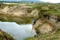 Dừng hoạt động từ 2011, mỏ sắt Thạch Khê hiện đang tồn tại trong tình trạng như này. Nguồn ảnh: Báo Hà Tĩnh 