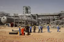 Một sắc lệnh của hoàng gia Ả Rập Saudi đã thông báo rằng giá xăng sẽ tăng 50% bắt đầu từ ngày 29-12. Ảnh: REUTERS