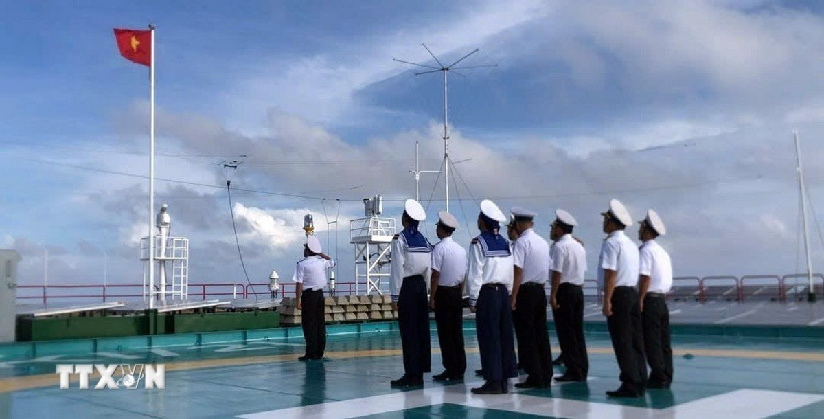 Lễ chào cờ tại Nhà giàn DK1/21. Ảnh: TTXVN