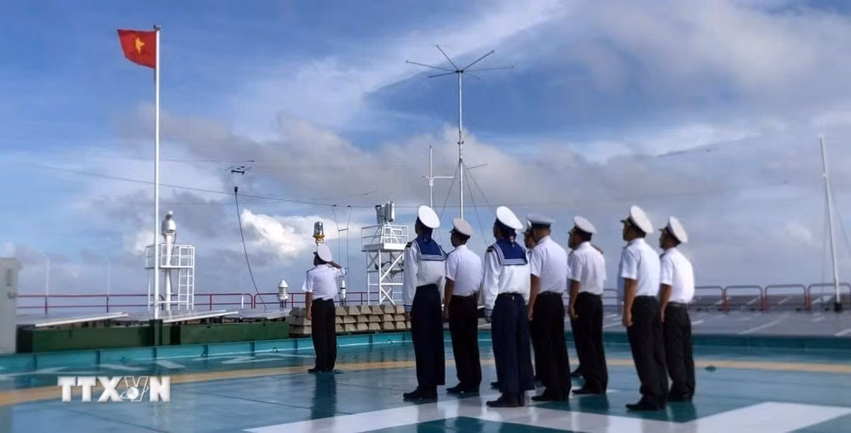 Lễ chào cờ tại Nhà giàn DK1/21. Ảnh: TTXVN