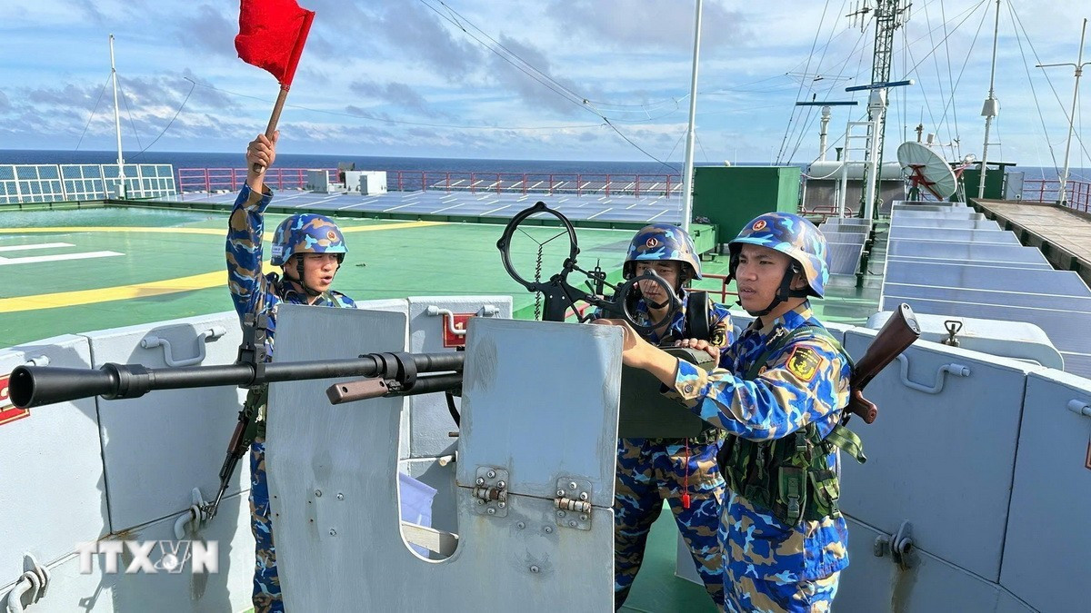 Huấn luyện sẵn sàng chiến đấu trên Nhà giàn DK1/10. Ảnh: TTXVN