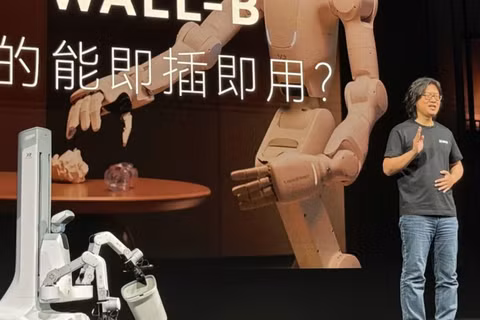 CEO của X Square Robot, Wang Qian, giới thiệu một robot có khả năng thu gom rác thải tại Bắc Kinh vào ngày 21 tháng 4. Ảnh: Reuters.