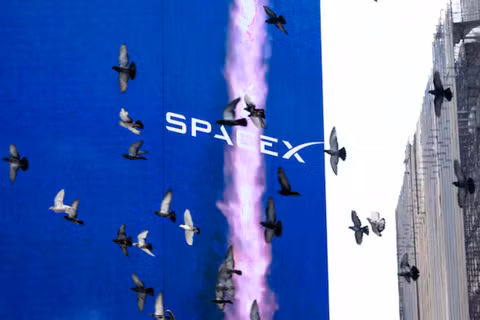 Lượng cổ phiếu SpaceX giao dịch trên thị trường tăng gấp đôi sau khi hết hạn lệnh cấm bán. Ảnh: Reuters.
