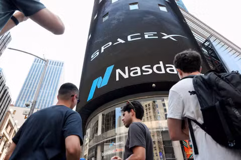 Elon Musk tham vọng biến Starlink thành đối thủ của Verizon và AT&T. Ảnh: Reuters.