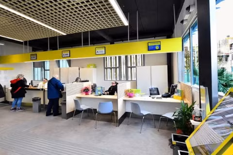 Poste Italian cải tạo các bưu cục. Ảnh: Reuters.