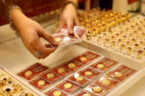 Giá vàng hôm nay giảm mạnh.