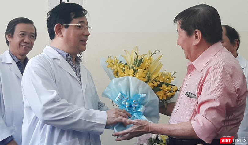 Việt kiều Mỹ liên tục cảm ơn BV Bệnh nhiệt đới đã tái tạo sự sống cho ông. Ảnh: Nguyễn Trăm