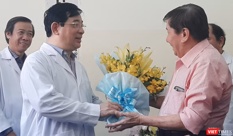 Việt kiều Mỹ liên tục cảm ơn BV Bệnh nhiệt đới đã tái tạo sự sống cho ông. Ảnh: Nguyễn Trăm